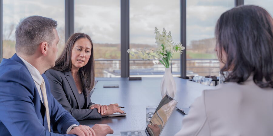 Anwälte bei der Besprechung von Schadensersatzfällen