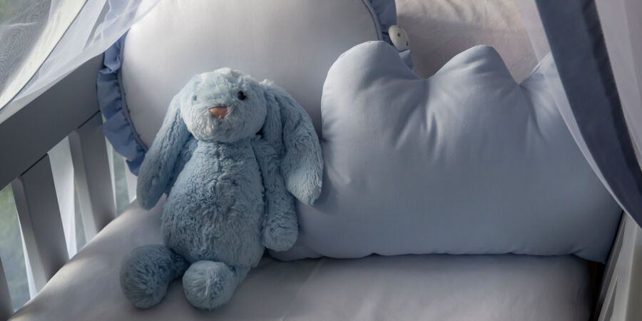 Plüschtier Hase im Babybett
