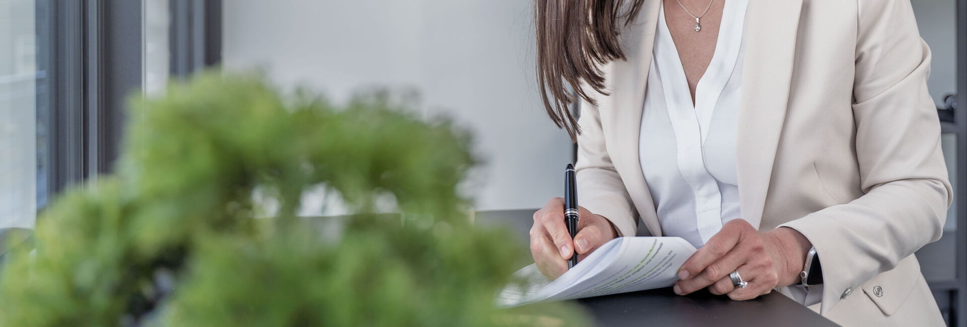 Irem Jung bei der Arbeit am Schreibtisch
