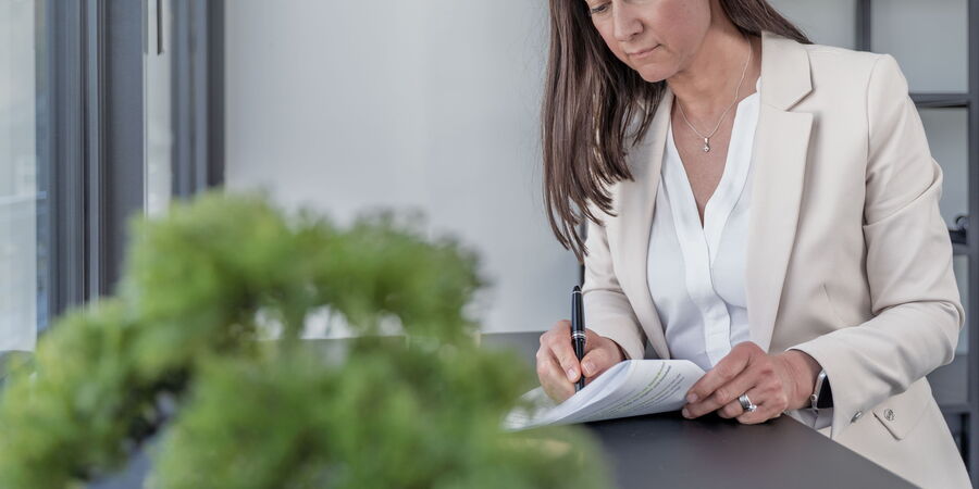 Irem Jung bei der Arbeit am Schreibtisch