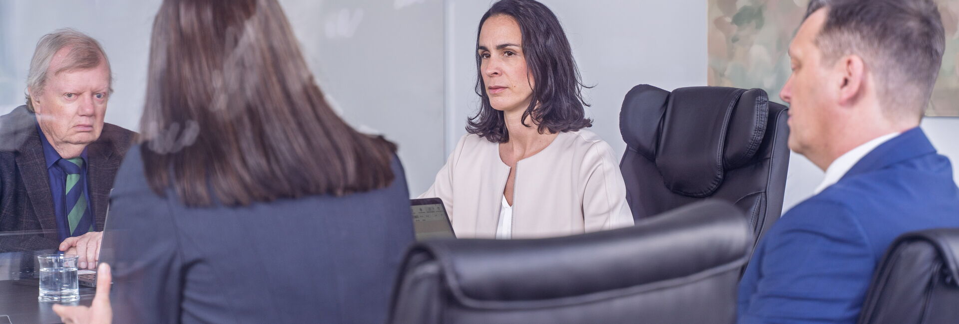 Anwalts-Team bei der Besprechung im Konferenzraum