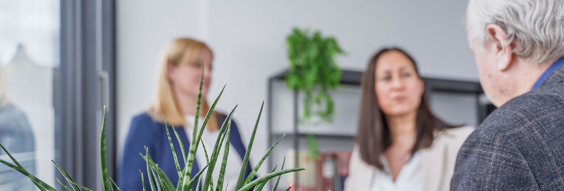 Büroalltag und Besprechungssituation