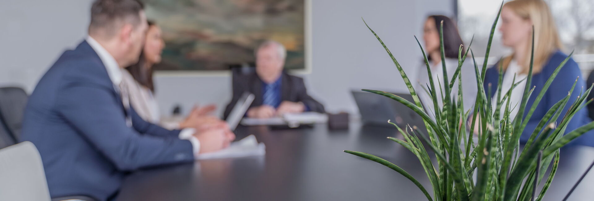 Anwälte und Mandanten im Beratungsgespräch